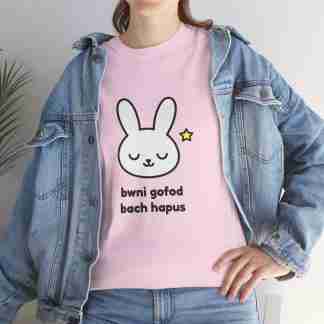 Bwni Gofod Bach Hapus crys-T unrhywiol | Happy Little Space Bunny T-Shirt – Kawaii Cymreig version